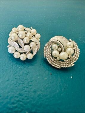 Vintage CROWN TRIFARI Mismatched Faux Pearl & Stone 1” Clip-On Earrings